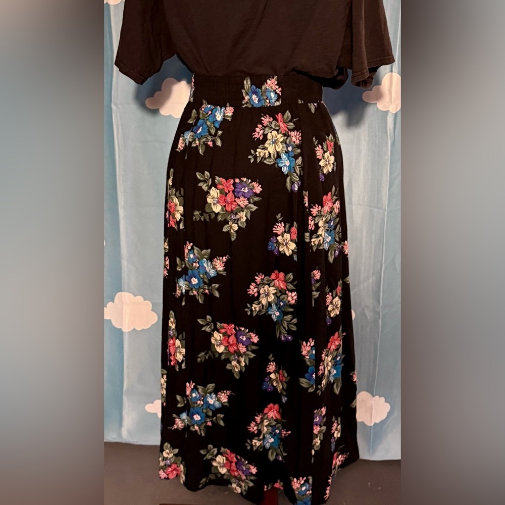 Vintage Floral midi maxi skirt.  Elastic at back of skirt- fitted at front. M - Picture 4 of 4